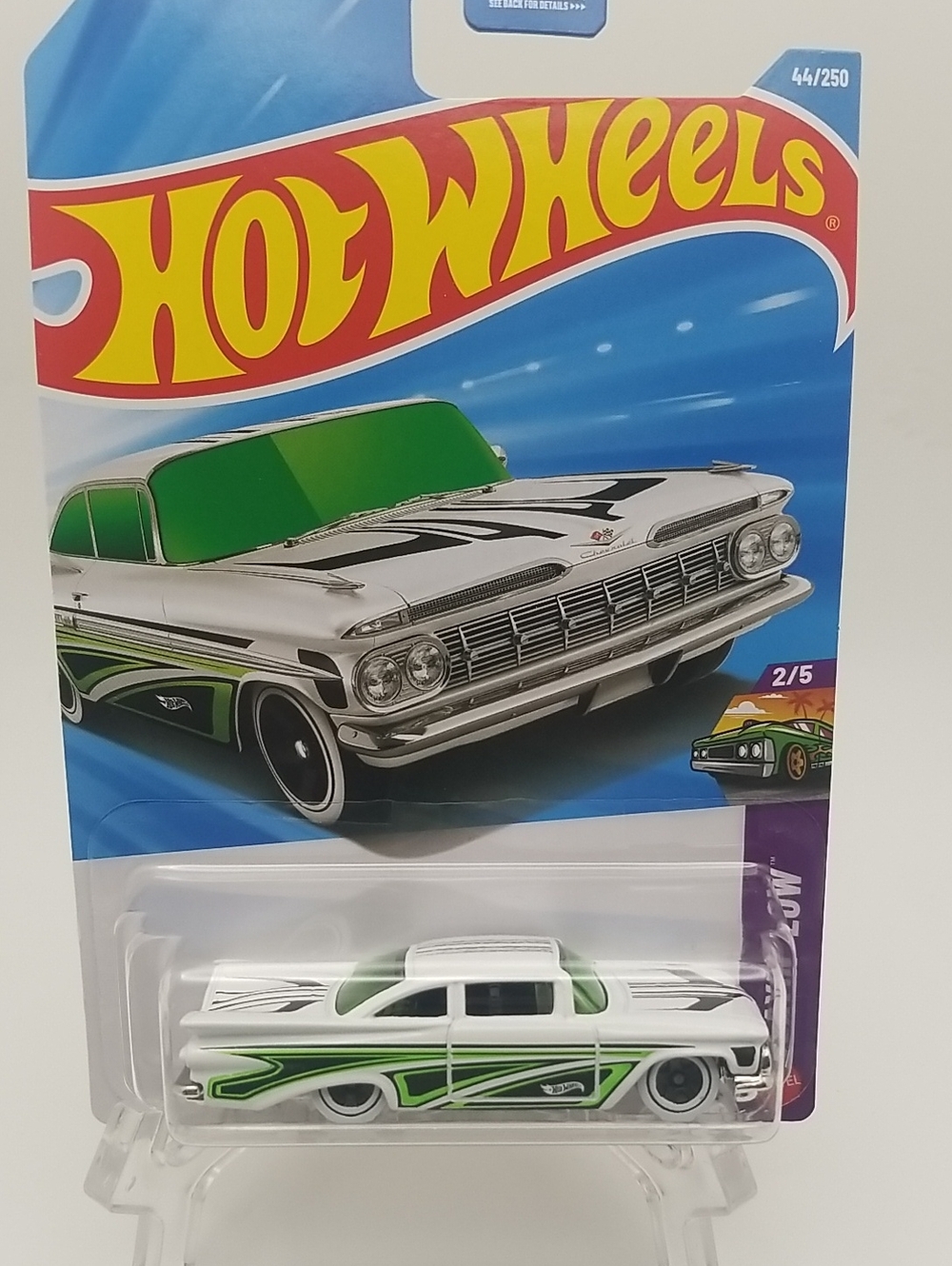 Hot WheelsWhite & Green Classic Cruiser Toy Car
